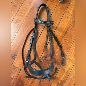 Black ergonomic bridle
